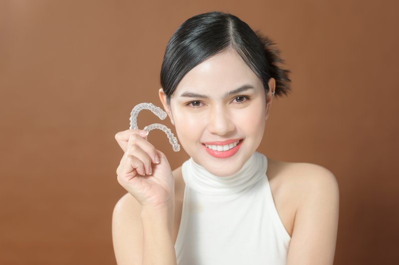 Lady shows off clear aligners